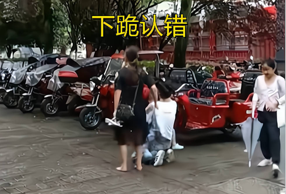 原创重庆街头男子抱娃边走边下跪女方揪衣领怒吼道歉方式看呆路人