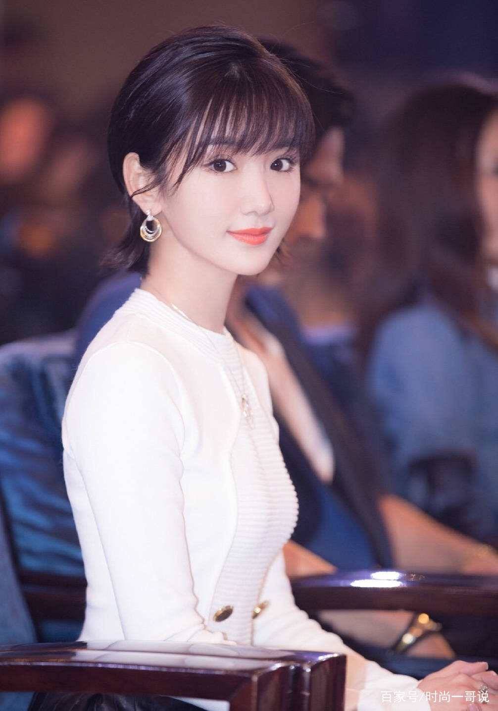 原创毛晓彤时尚出街,衬衫裙演绎夏日活力,还是瘦点的人穿出来好看!