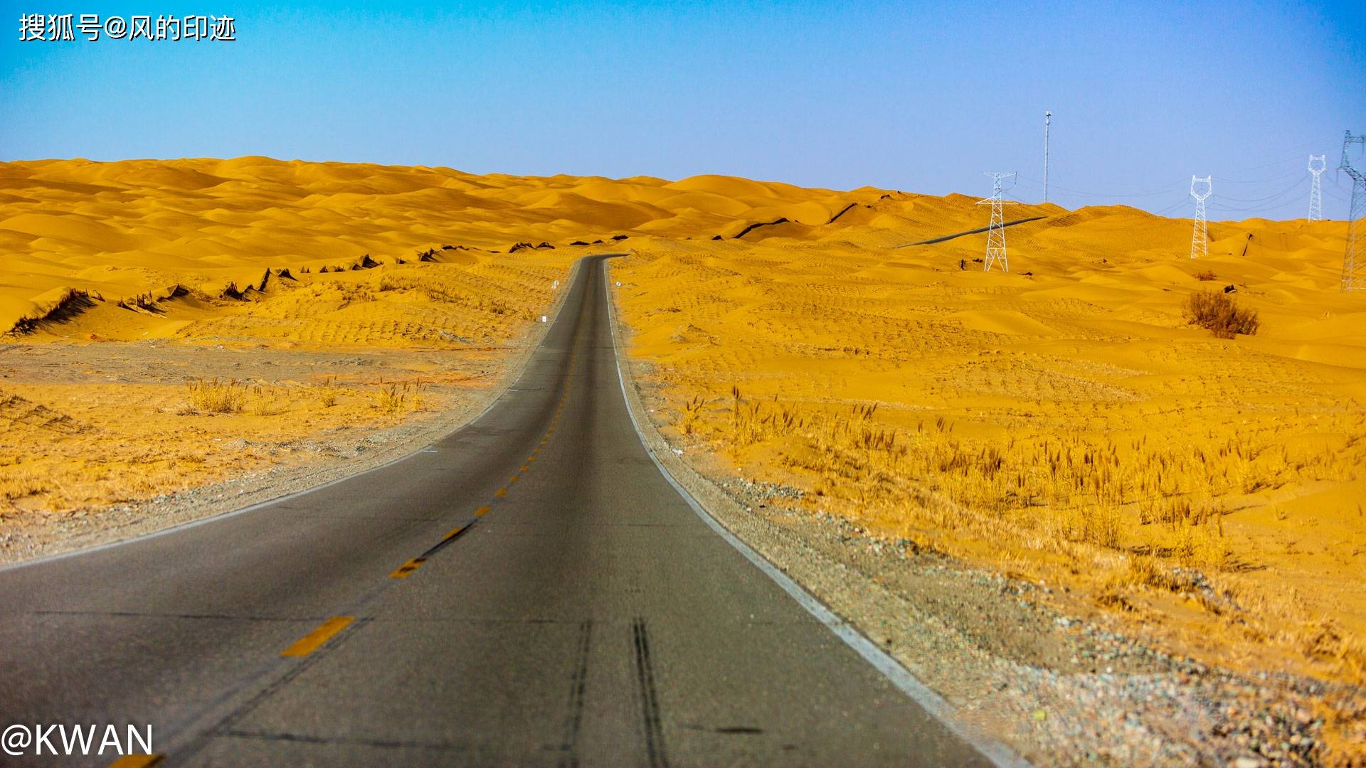 原创穿越在茫茫沙漠中的塔里木沙漠公路如今已成为沙漠中的绿色长城