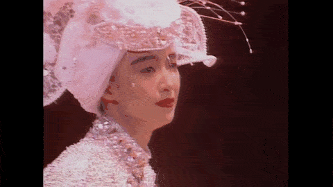 同一年,张国荣在告别歌坛的演唱会上,也唱起了这首歌.