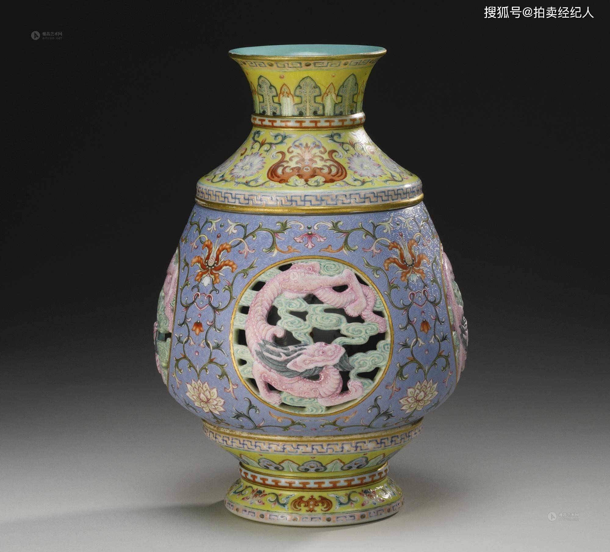 清乾隆 粉彩蓝地轧道镂空团龙纹转心瓶 详情: 高21cm 成交价:usd 506