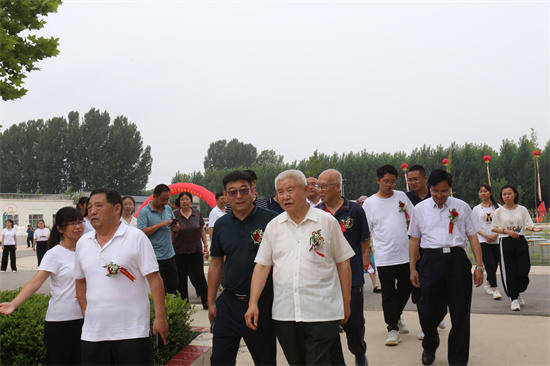 老兵爱心人士献爱心河渠希望学校体育场开建