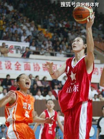 张子宇父亲身高2米13,母亲是前山东女篮的中锋于瑛,曾入选中国女篮