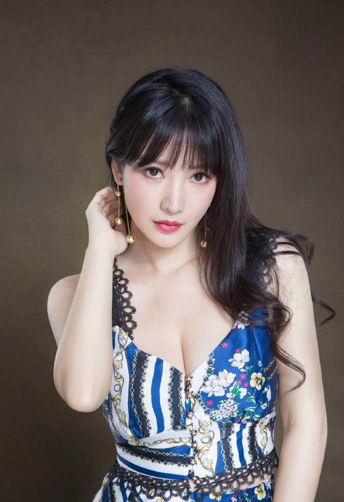 柳岩酷爱裙子,"六一"视频晒照,网友:原来这么矮