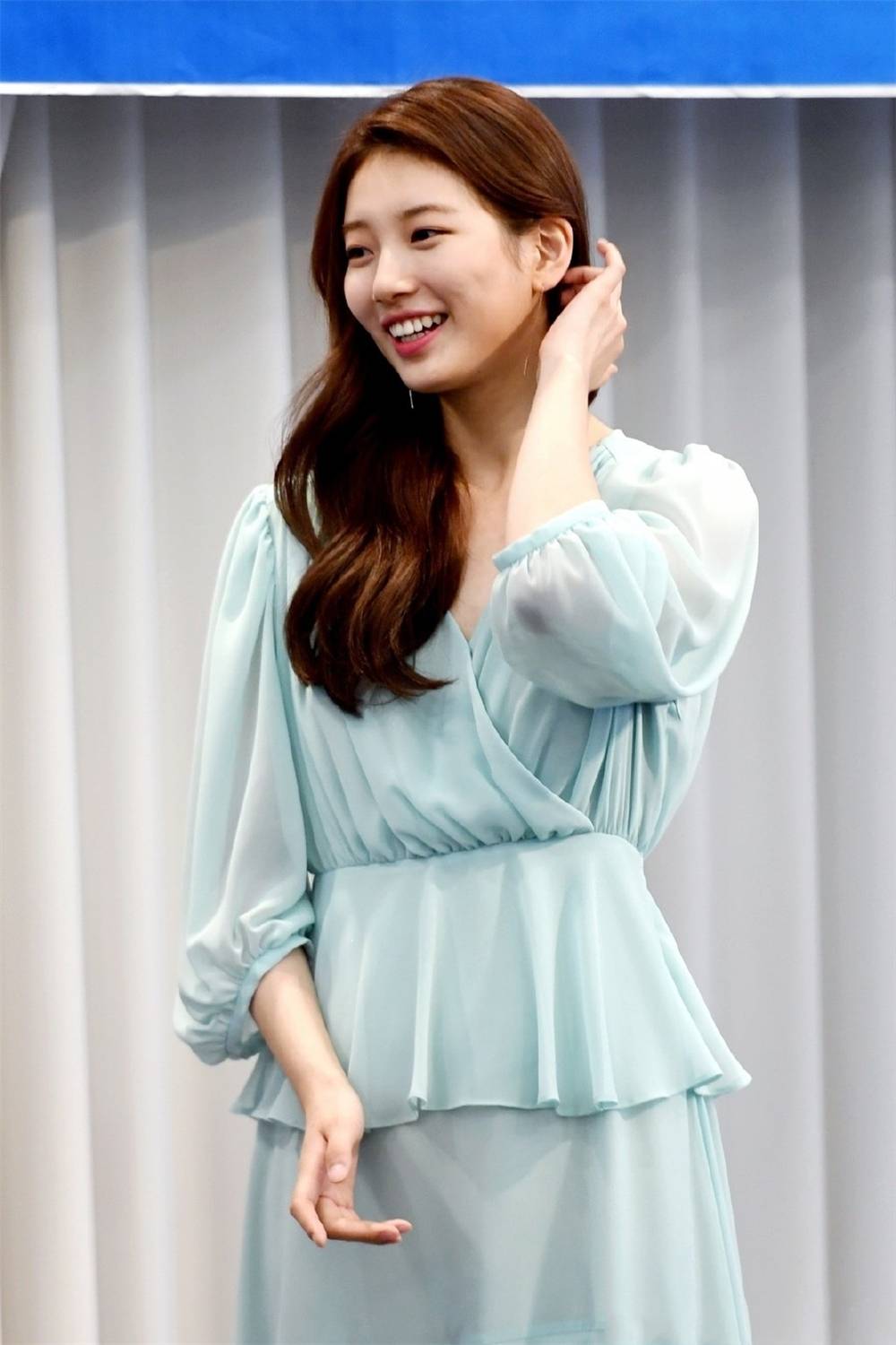 原创裴秀智解锁最美造型,一袭蓝色纱裙宛如仙女下凡,不愧是国民初恋