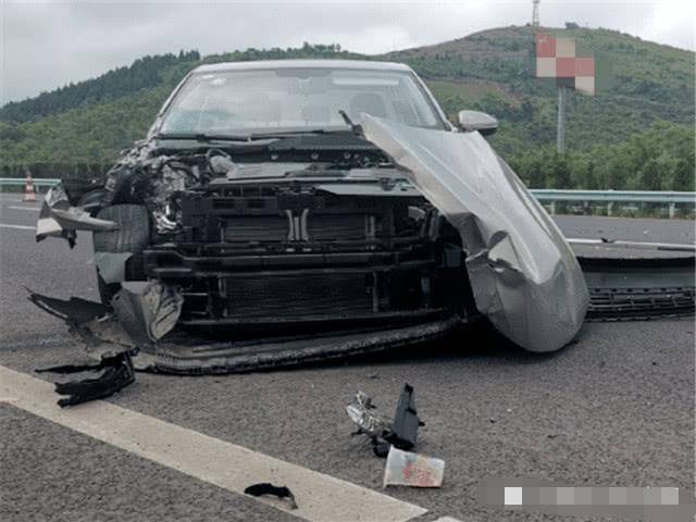 大众宝来高速撞倒大货车,看到a柱网友不敢置信:帕萨特