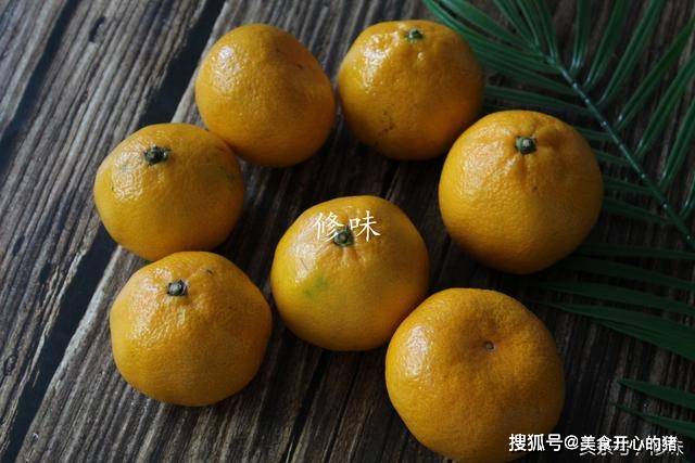 【制作方法】 1.桔子去掉白色的橘络,再用清水洗一遍.
