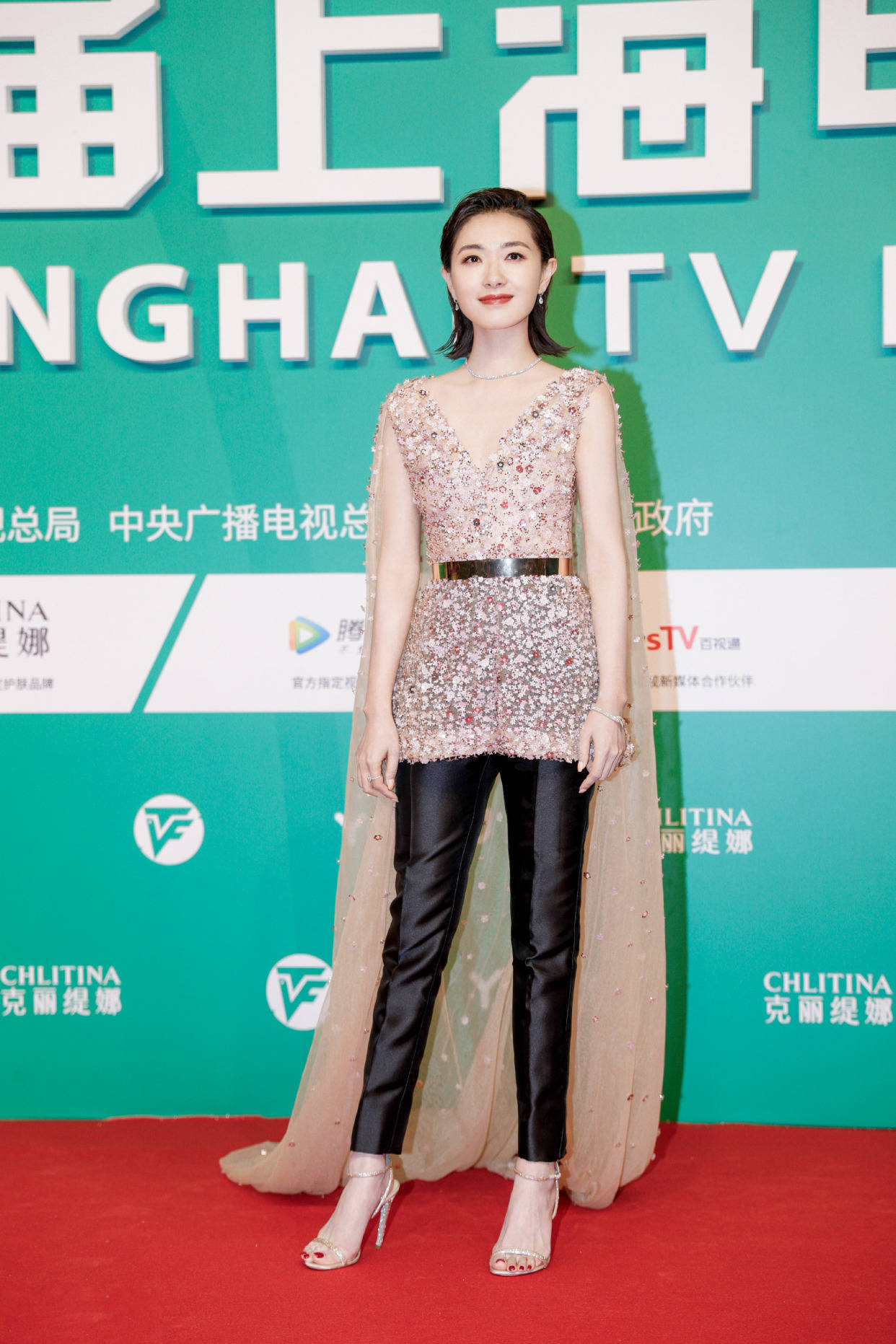 原创万茜真敢穿,深v亮片披肩礼裙嫌不够耀眼,搭配皮裤意外美成焦点