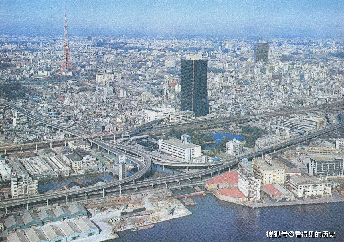 1970 年以东京铁塔为背景的东京滨松町.