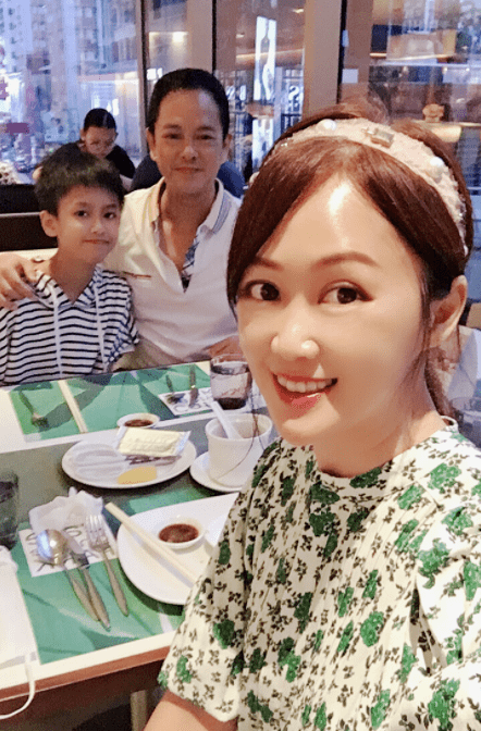52岁梁小冰模样再进化,p图美颜用力过猛,与老公一起更像父女
