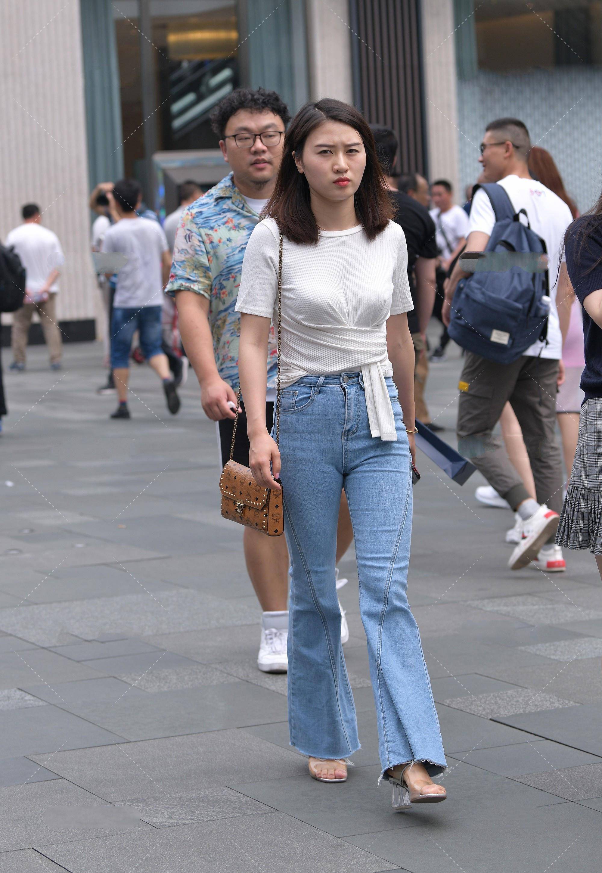 原创微胖女孩手捧咖啡露出甜蜜笑容,一看包包确定是追不起的人!