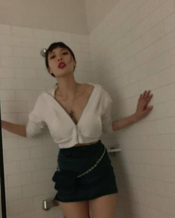光脚怼镜头,脚踩男友脸,拍大量放飞自我照