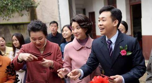 苦守"植物人"初恋10年,张译娶大6岁主持,无子女却成为
