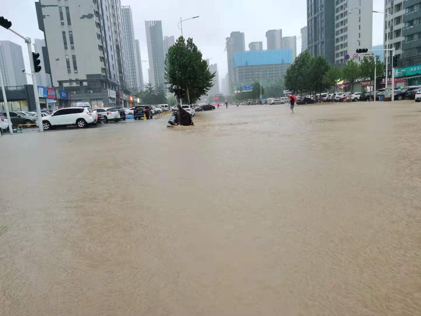 暴雨持续一昼夜郑州多条主路成了大河政府尽量居家不出