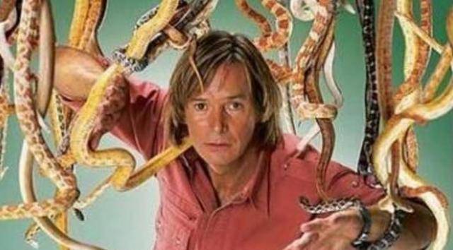 "世界蛇王":他创下与蛇群接触最长纪录,幼年自曝毒蛇让我兴奋