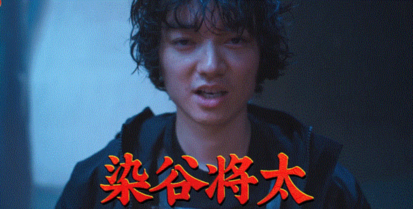 染谷将太饰演的变态杀手村田昭,是一个重要的催化角色,他让秦风黑暗