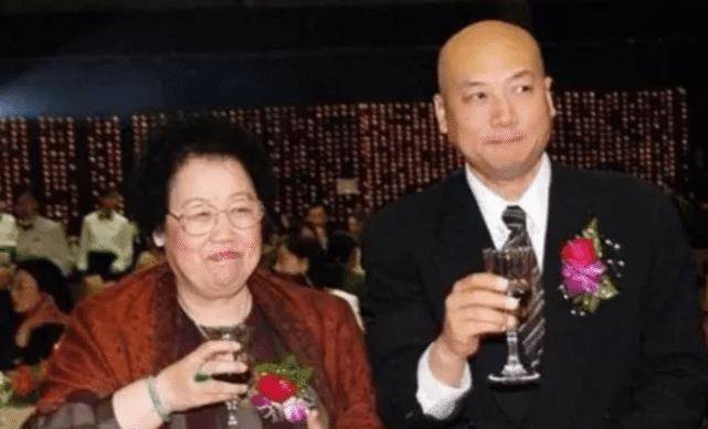 迟重瑞在结婚后就专注和妻子做紫檀事业, 几乎不再演戏,只拍过