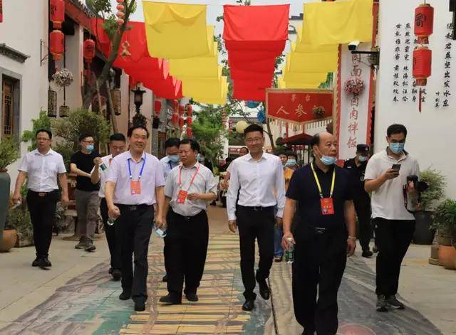 客都人家旅游区拥有粤东地区最大规模的百年复建古建筑群,全国最大