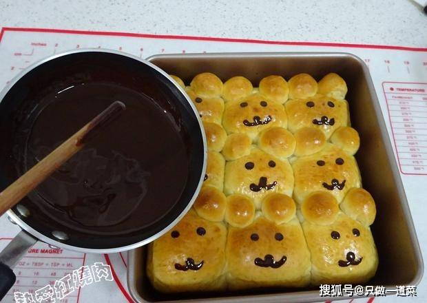 14.面包烤好晾凉之后用筷子蘸着融化的巧克力画上小熊的五官即可.