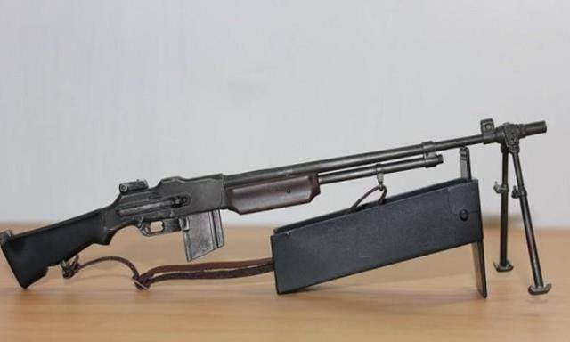 m1918a2勃朗宁自动步枪:m1918式勃朗宁自动步枪(简称:m1918bar),由