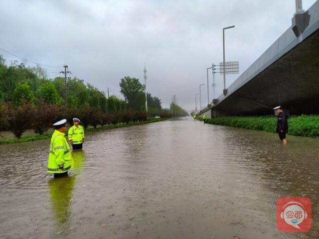 郑州暴雨中这些感人瞬间温暖每一个人