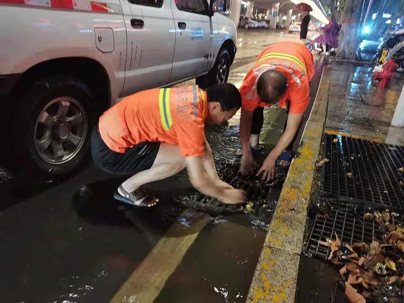 特大暴雨来袭,郑州城管系统出动2.8万人一线抢险救援