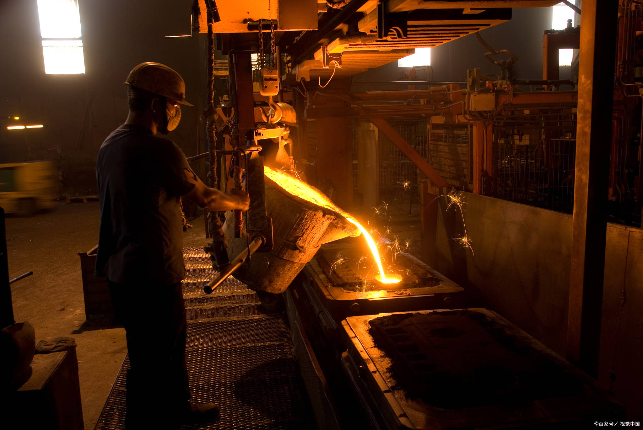 你知道钢铁冶炼厂工人作业时应该注意哪些安全防护吗?