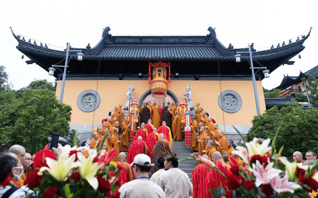 湖州市佛教协会第一副会长,长兴县佛教协会会长,寿圣寺方丈 界隆法师