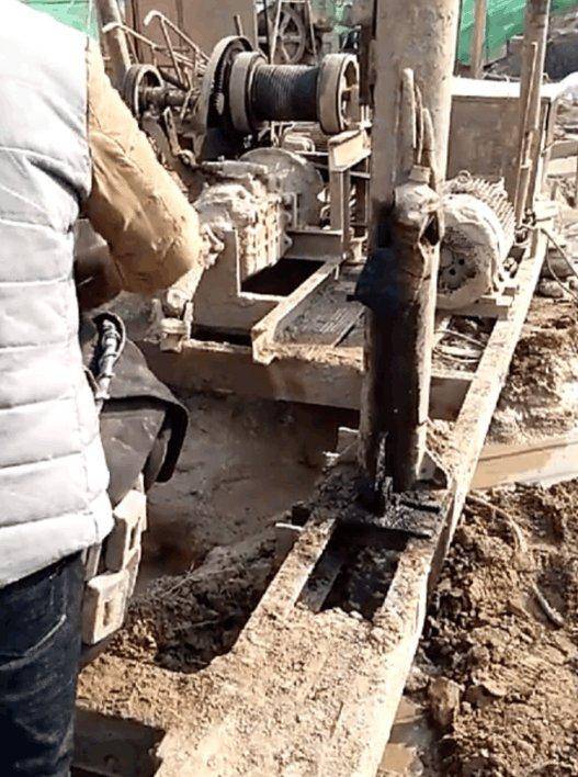 为什么打桩机钻头掉了非要派"水鬼"捞上来?