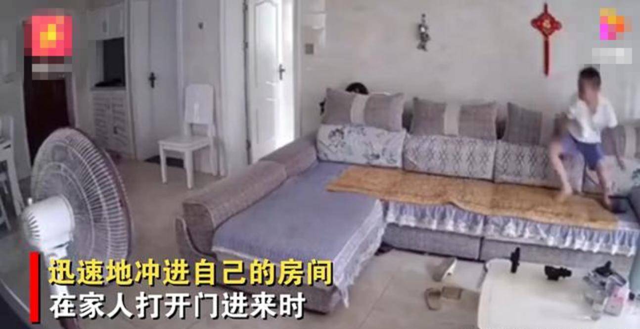 原创搞笑!安徽一男孩在客厅偷看电视,听到开门声后关电视冲进房间
