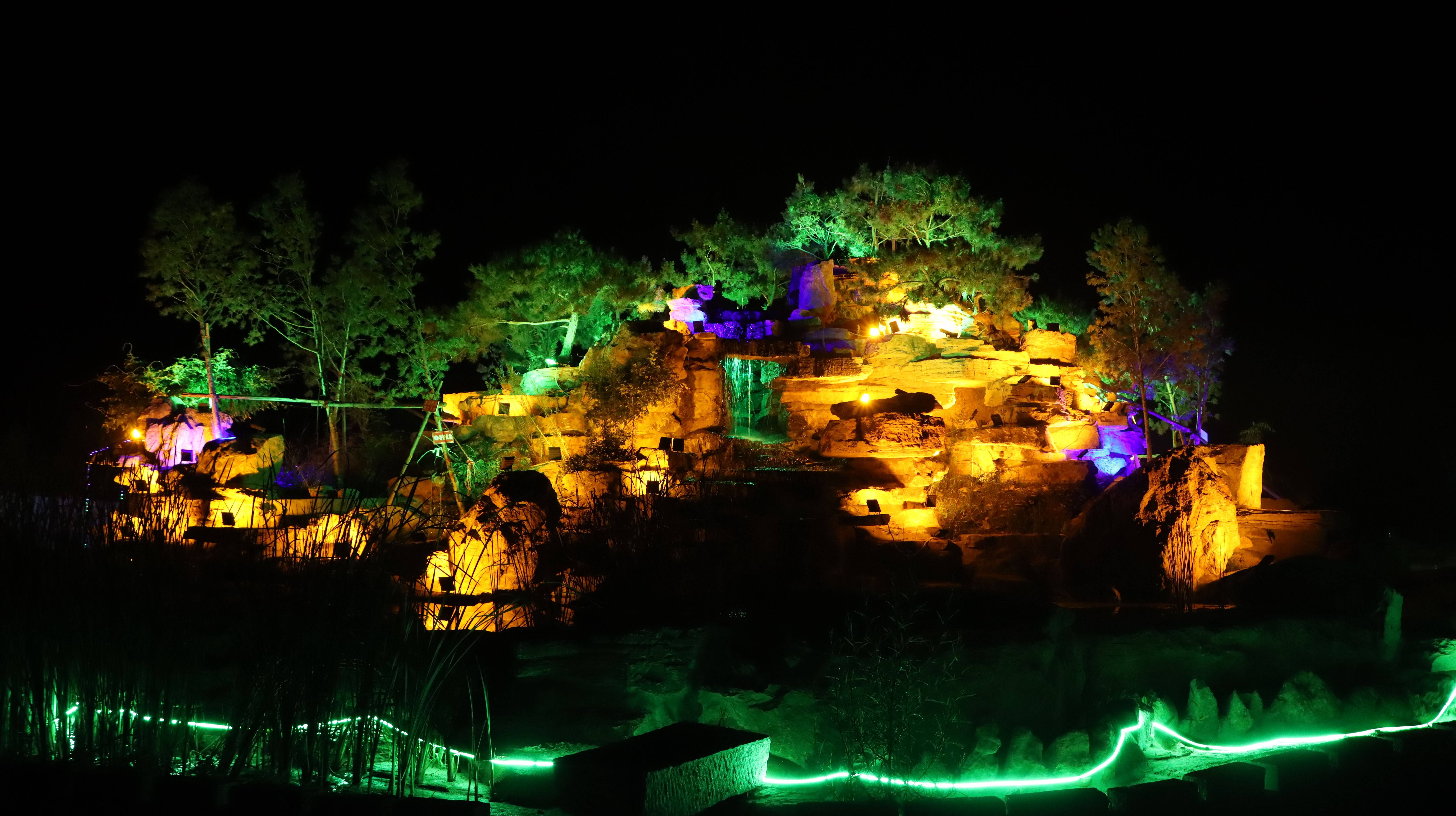 山东卧虎山旅游区,除了白天可游玩以外,夜晚更是喧嚣,景区夜景十分