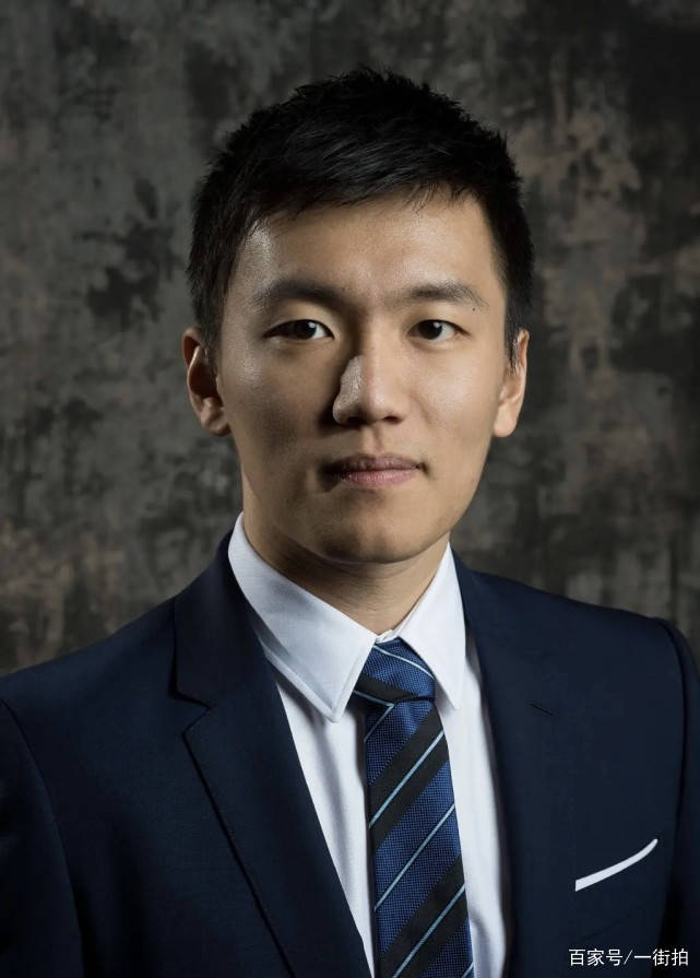 原创苏宁公子张康阳准备出道?拍时尚大片颜值不输男明星,霸道总裁范