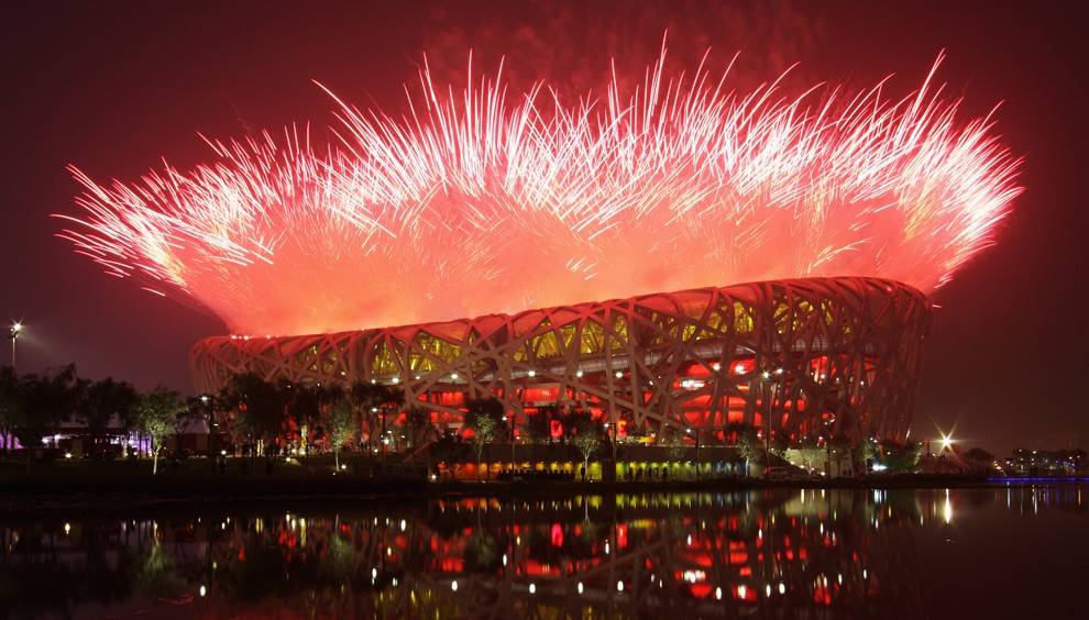 有29个大脚印烟花在北京上绽放,形成焰火瀑布,象征着奥运的"脚步",而