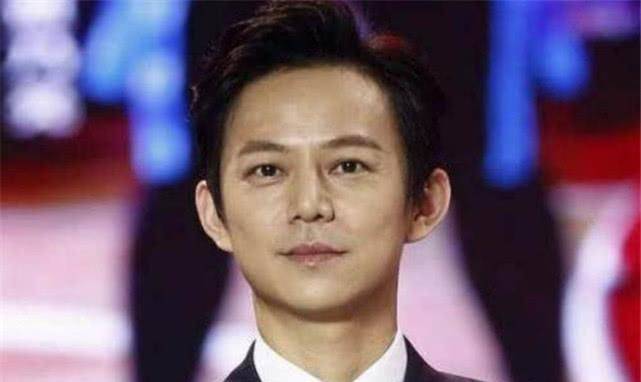 原创何炅低调了23年,家庭背景终于曝光,爸妈身份说出来都不敢相信