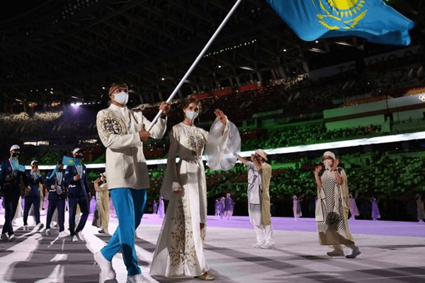 东京奥运会开幕式上哈萨克斯坦女旗手奥莉加·雷帕科娃的神仙容颜