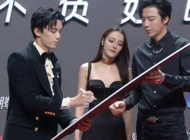 原创迪丽热巴卖萌刘宇宁宠溺微笑两人动作同步男主吴磊成陪衬