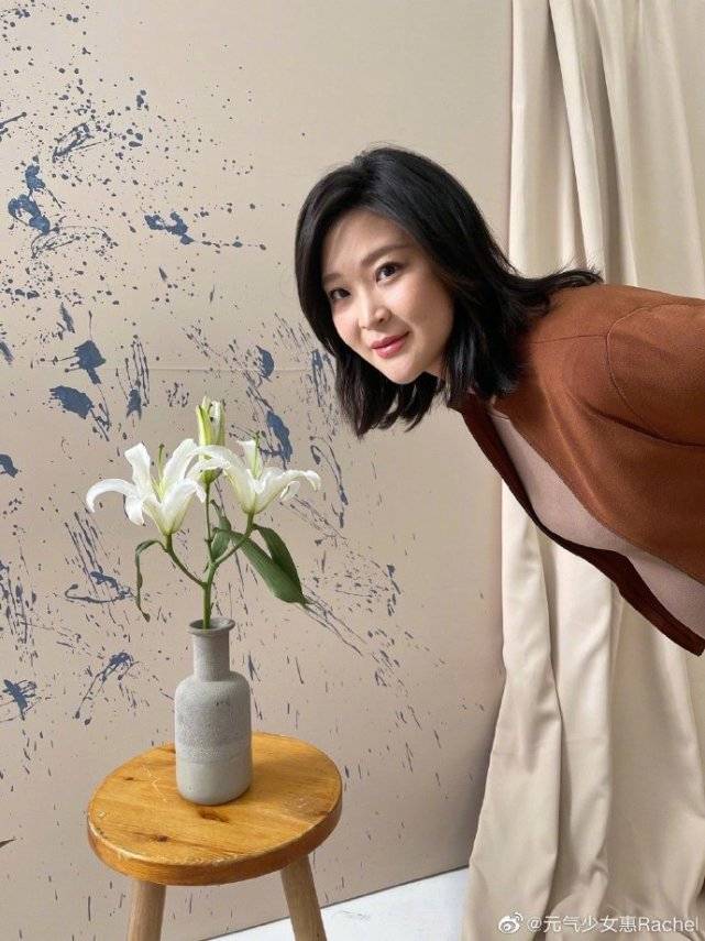 惠若琪晒孕期照,肚大如箩靠在沙发上显笨重,细节被疑已入院生产!