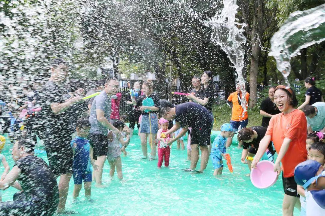 打水仗,玩泡泡,划皮艇.宣怀国际科学幼儿园"水上