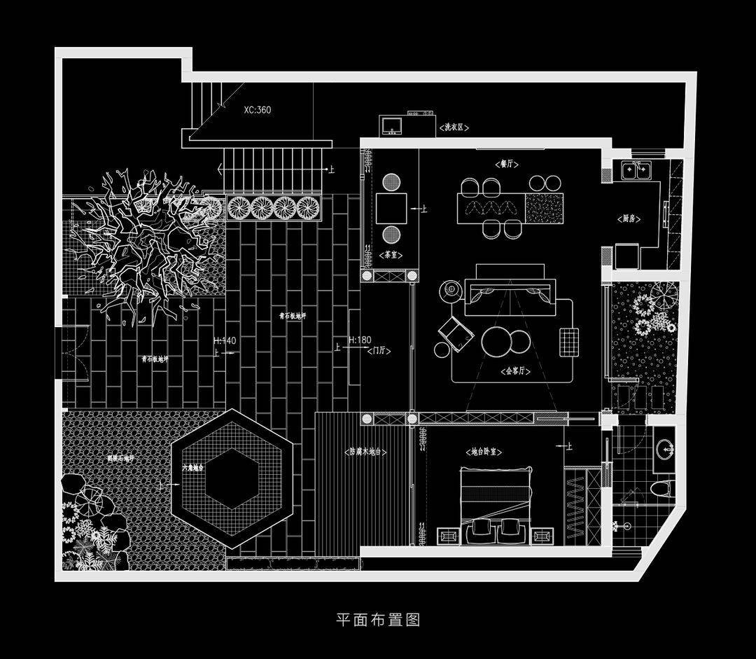 传统的坡屋顶老房,原户型内部只有北面的隔墙,大堂是空的,天井要从