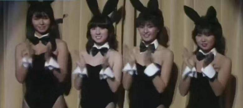 连黑丝黑袜的兔女郎,也由黑转白,少了点性感,多了些萌态.
