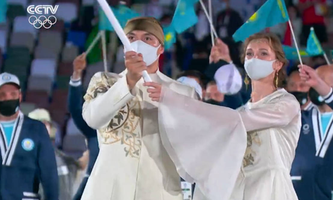 惊艳!哈萨克斯坦旗手仙女颜值,场外摘口罩照片曝光,反差巨大!