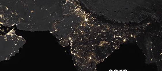 美国宇航局(nasa)通过卫星在夜间拍摄了地球上的灯光及海洋中船舶发出