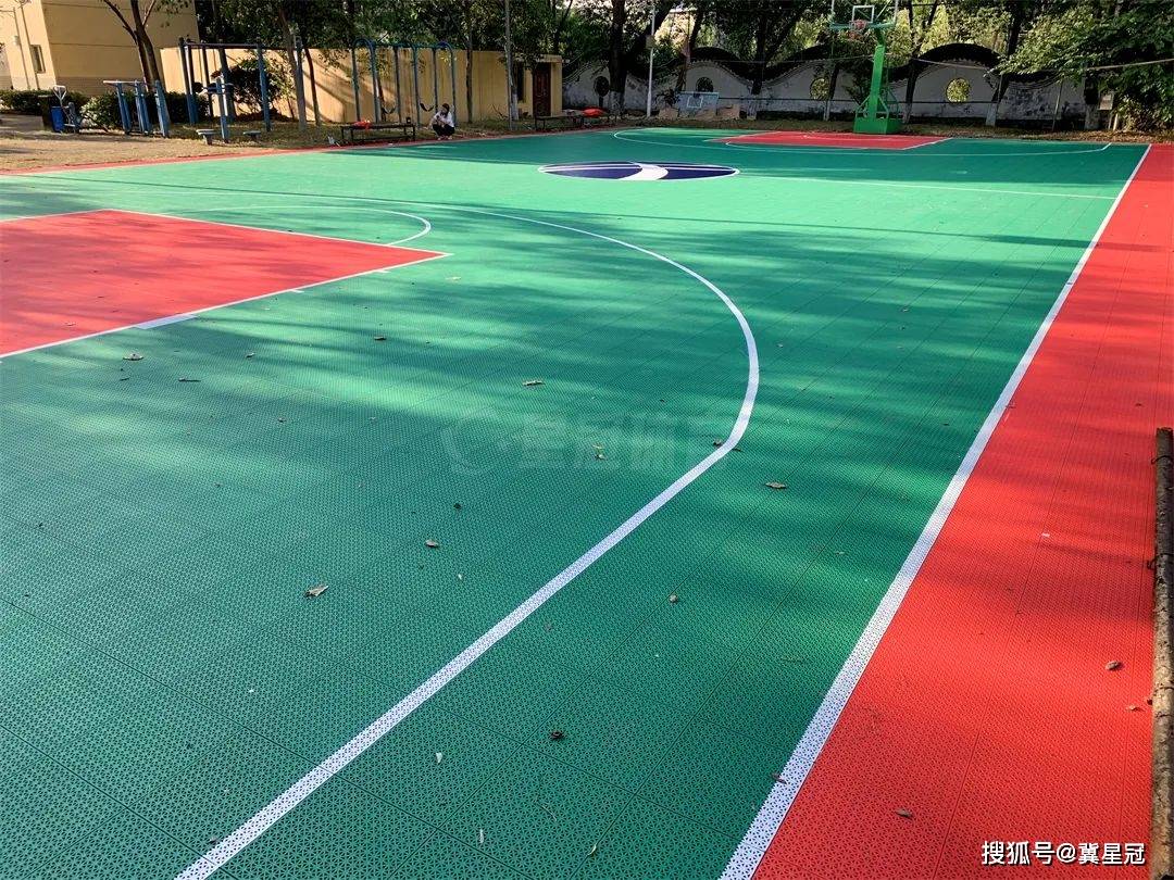 公司篮球场翻新 悬浮拼装地板助力设计快速落地