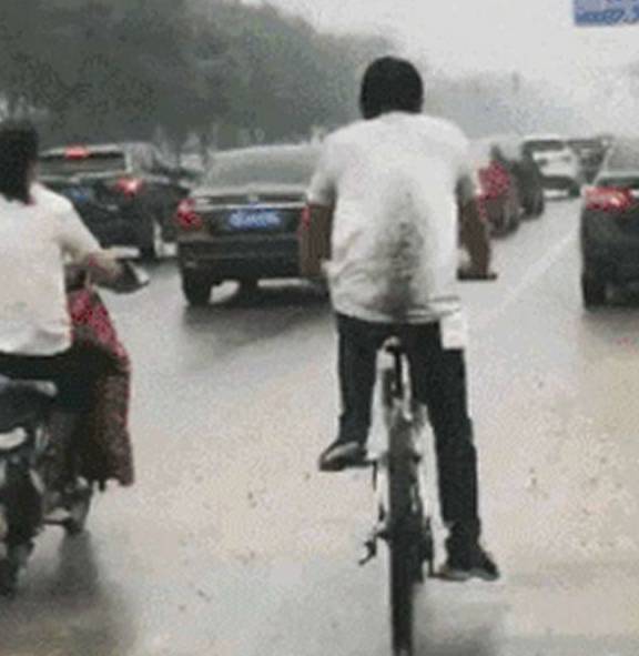 搞笑gif:当年骑自行车的你,是不是也和我一样