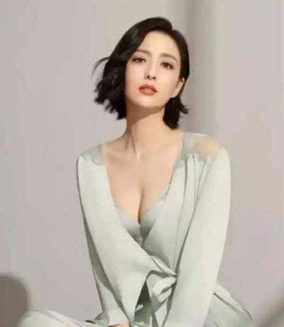 原创佟丽娅为内衣品牌站台,穿深v裙大秀事业线,离婚后甜美似少女