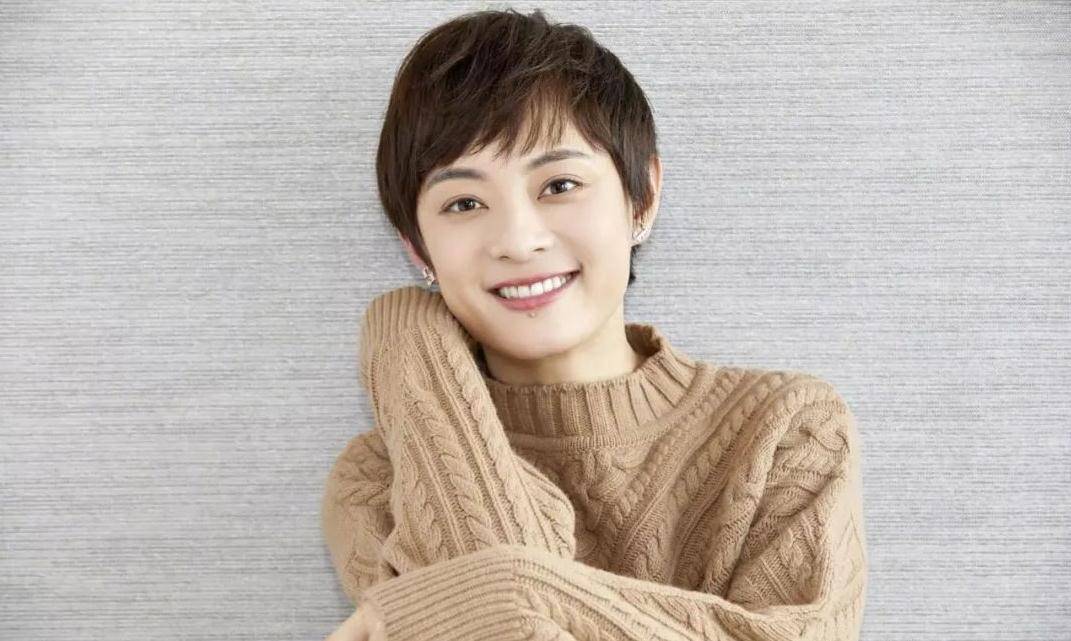 《理想之城》定档,孙俪发动态晒毛笔字庆祝,新发型俏皮可爱