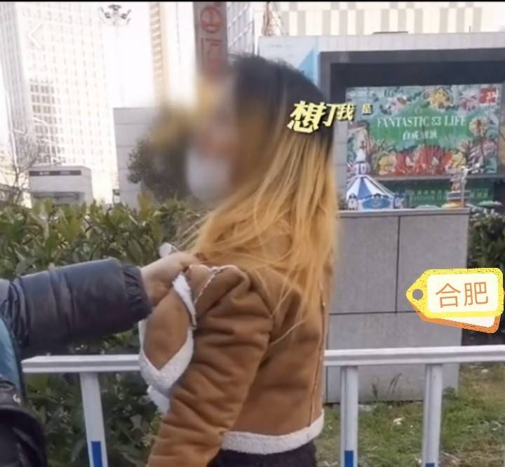 合肥一女子无故踢翻乞讨老人的碗,遭众人围堵:人家跪着碍你事吗