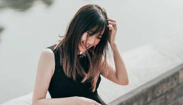 40岁女人拍照别比剪刀手,学会这12个拍照姿势,轻松拍得年轻漂亮