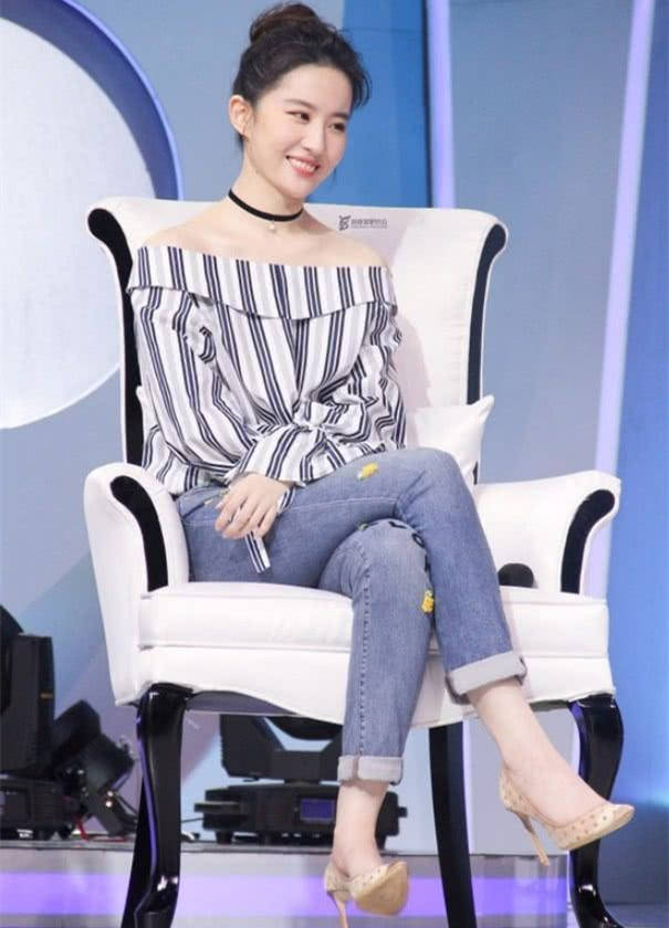 原创聂远真幸福,秦子越虽然是家庭主妇,但穿一字肩又瘦又美身材真好