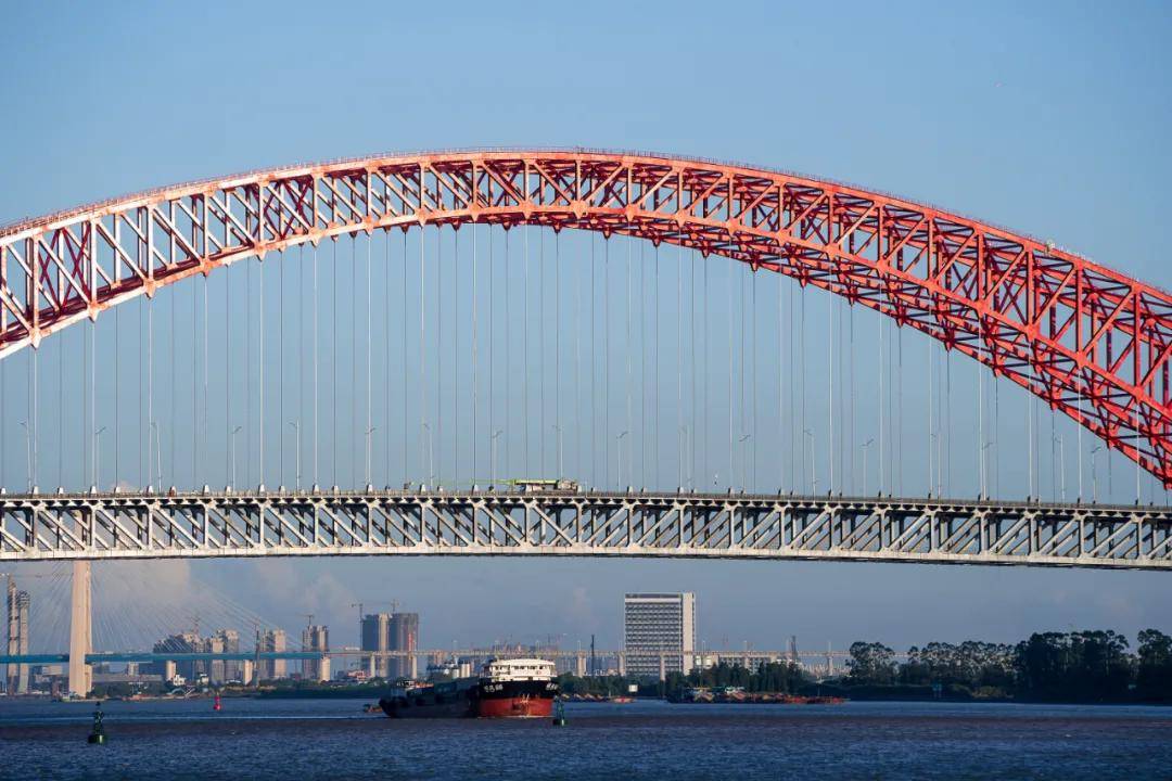 外的南沙区,以最大跨度达436米而被称为「世界第一跨」的明珠湾大桥